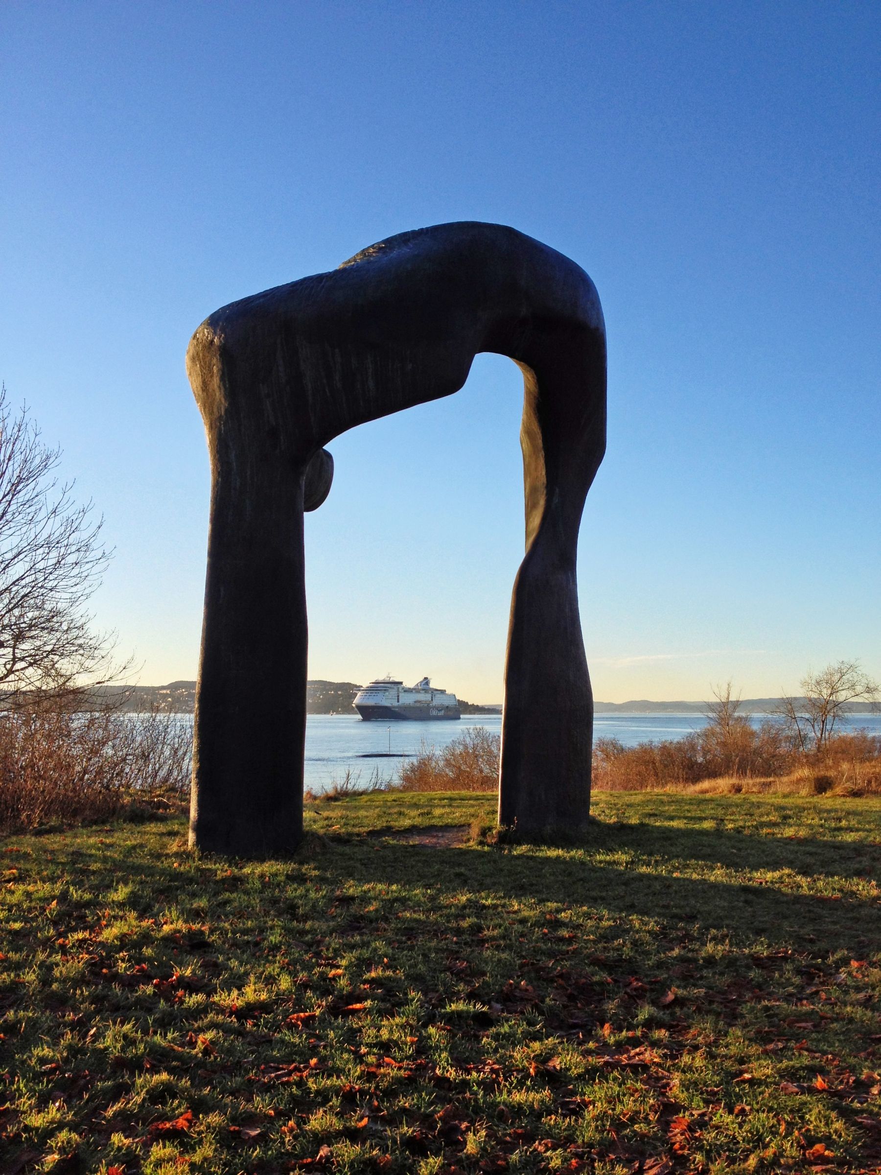 Steinskulptur med fjorden i bakgrunnen.