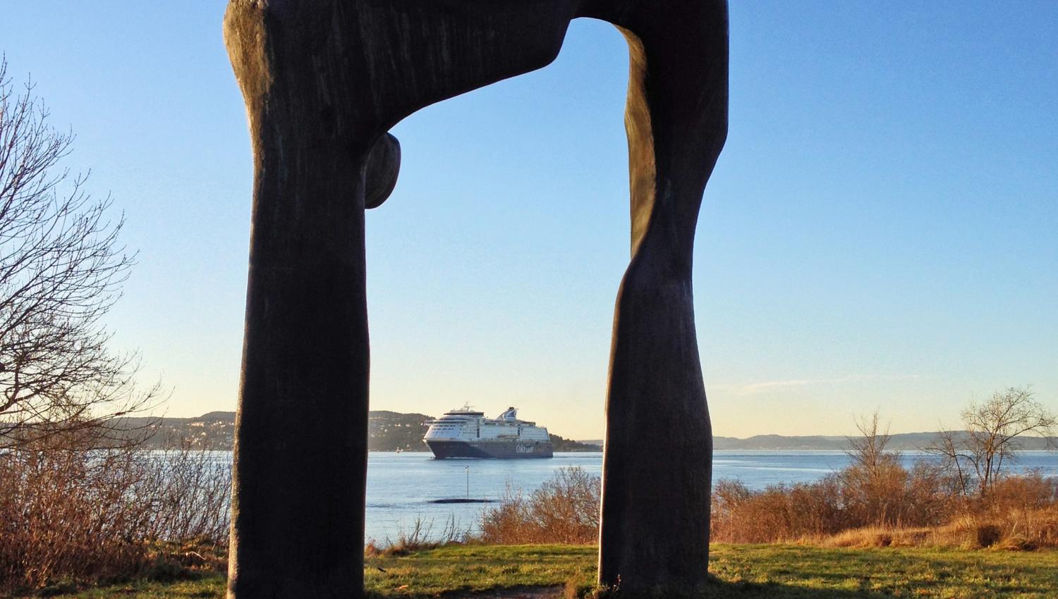 Steinskulptur med fjorden i bakgrunnen.