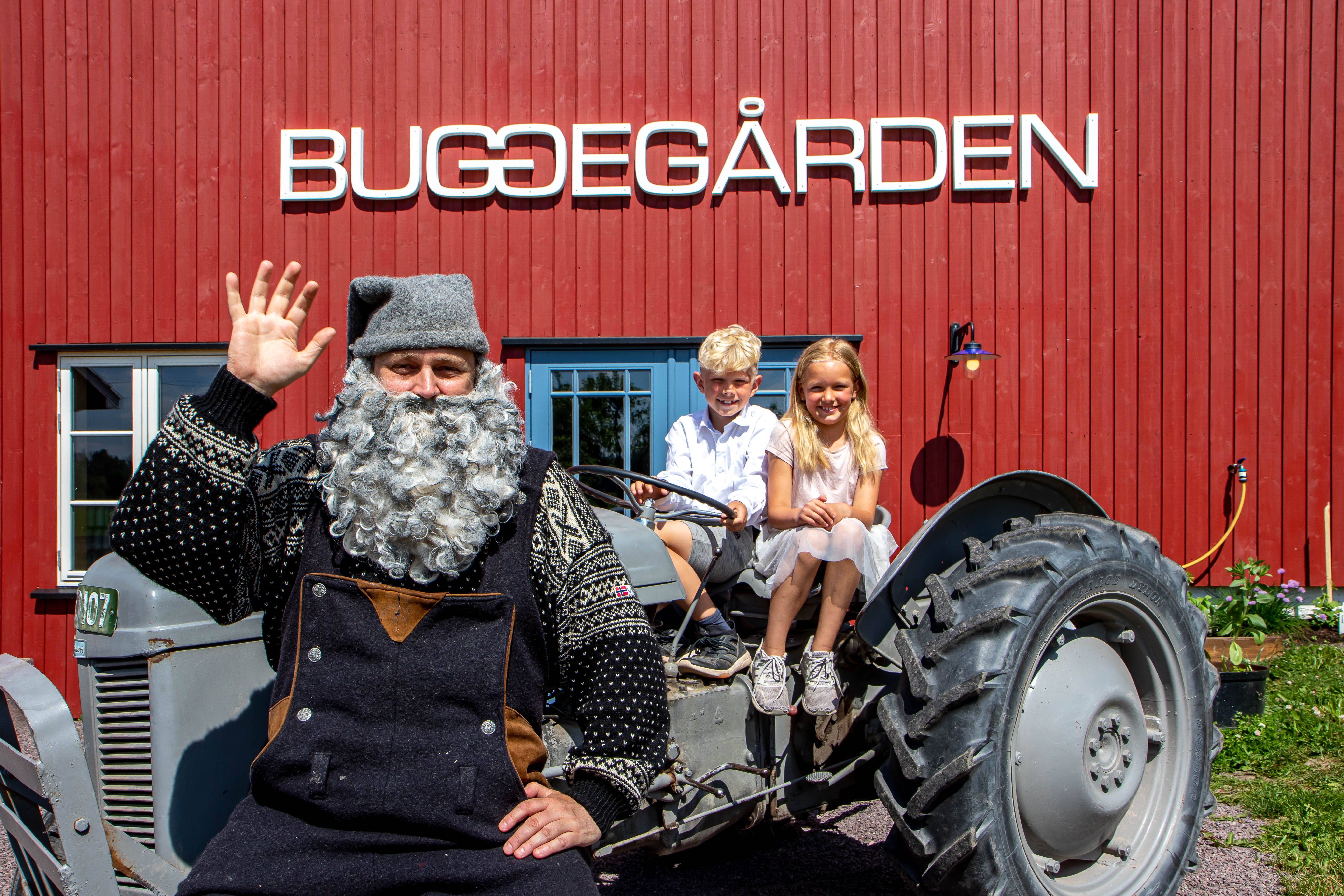 Buggegården Santa, with children on a gray tractor