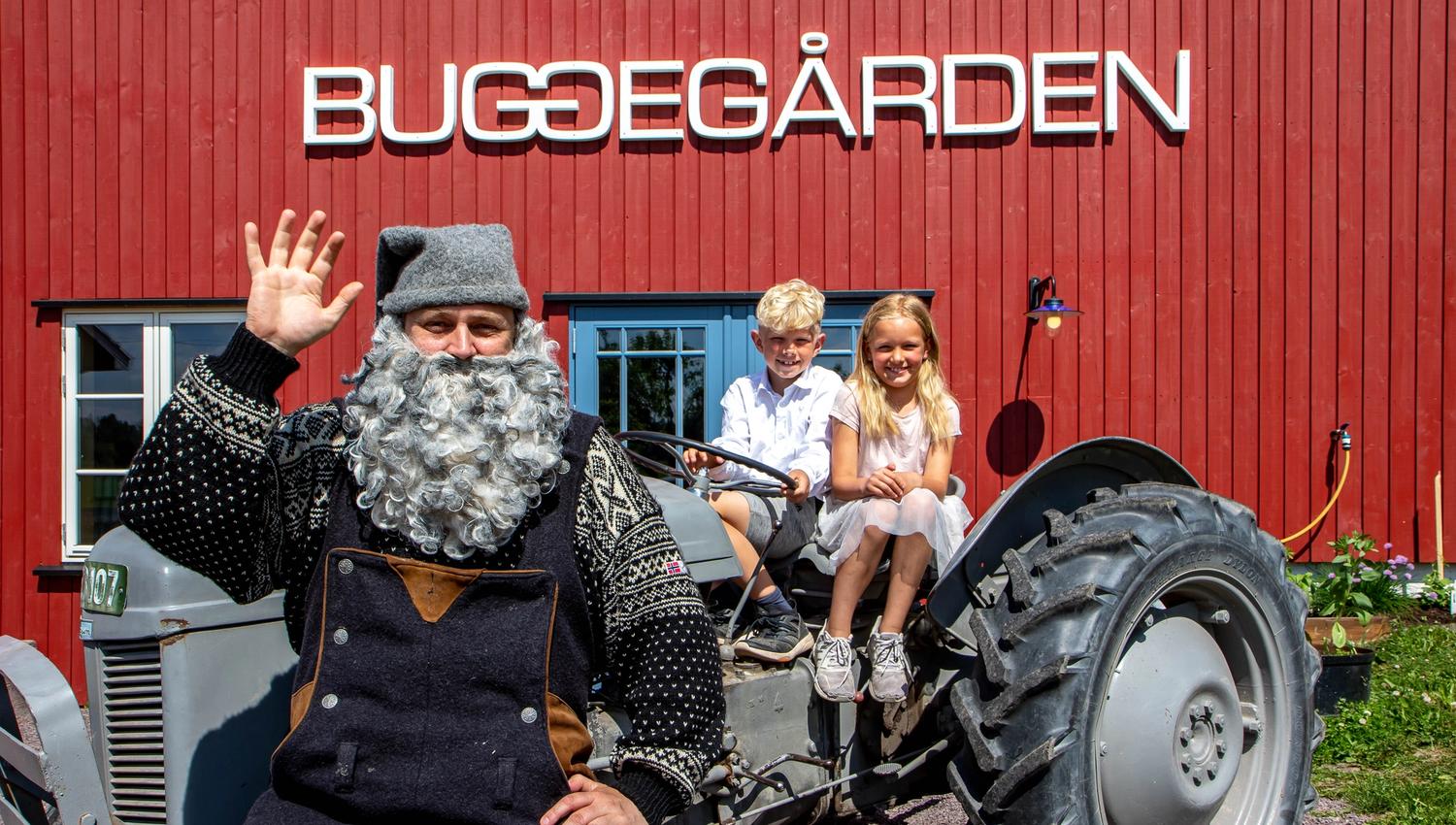 Buggegården Santa, with children on a gray tractor