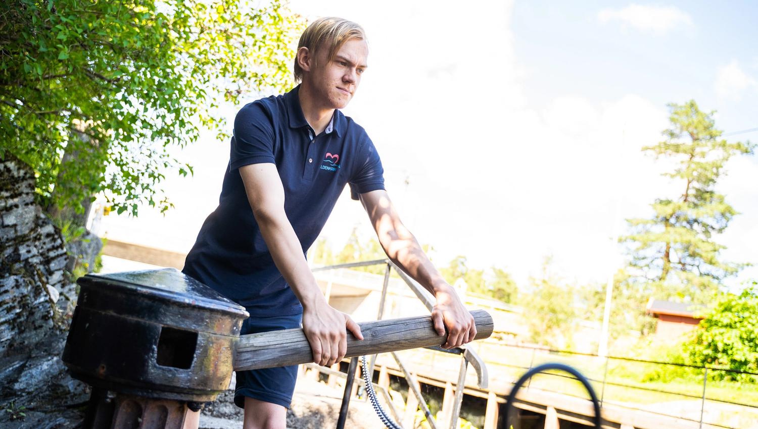 en mann som åpner slusene