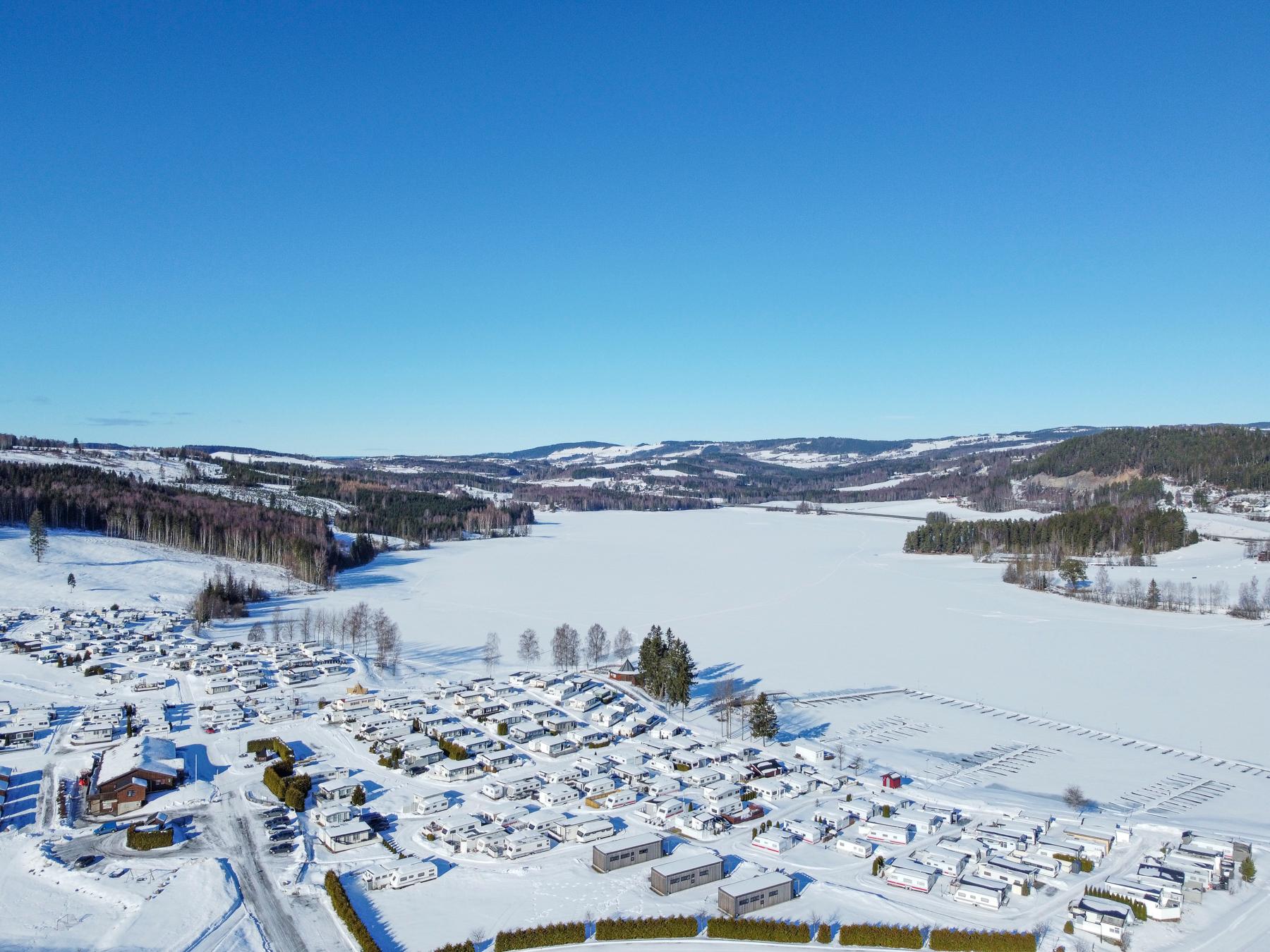 Drone bilde av Topcamp Mjøsa om vinteren