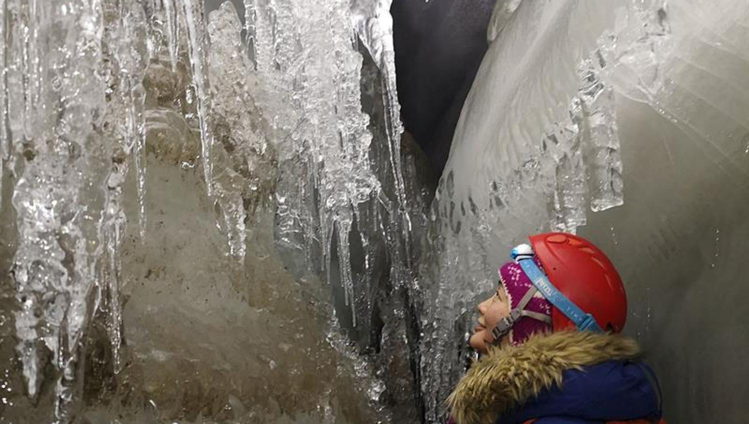 En person som beundrer isgrotte formasjonene