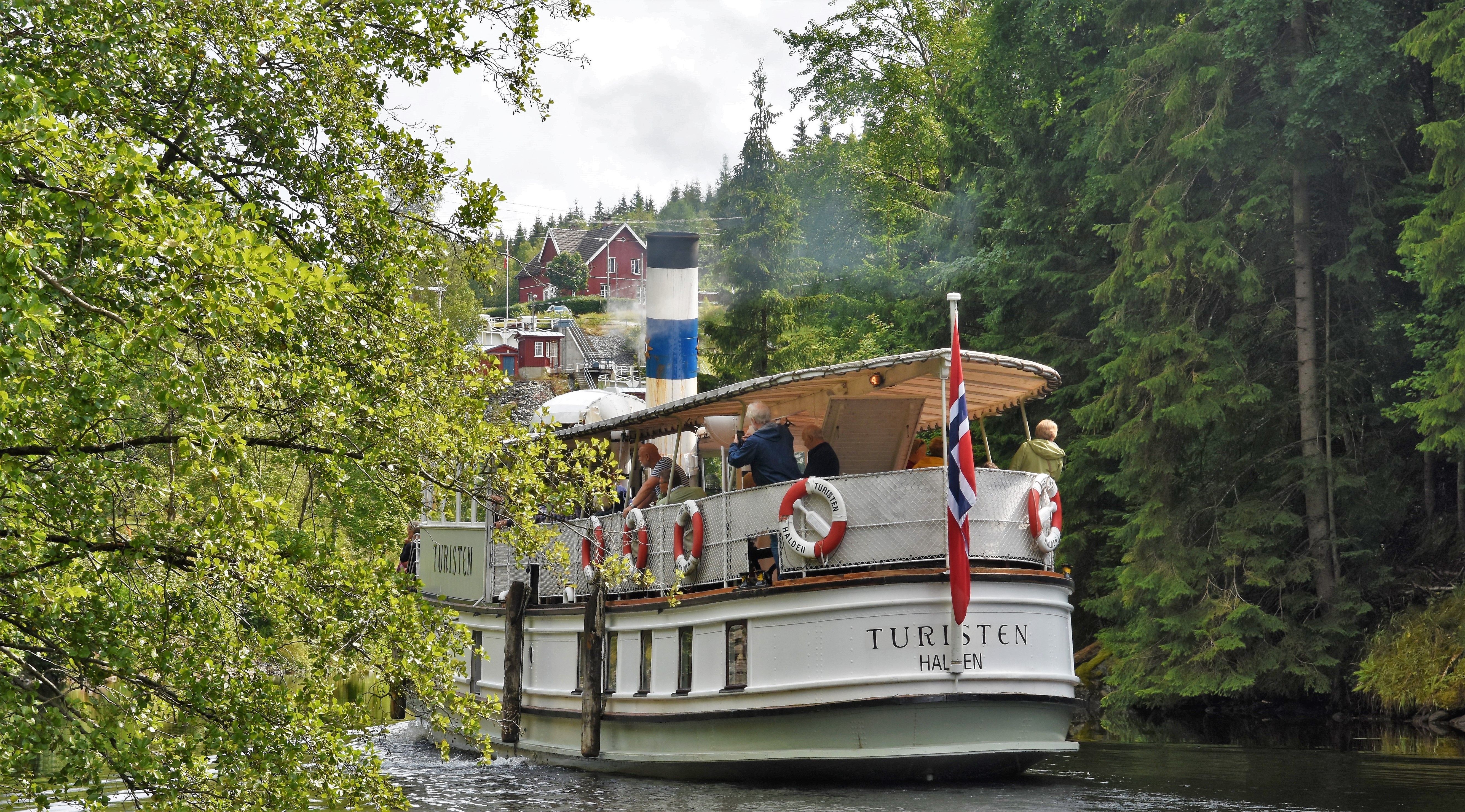 Dampbåt på kanal