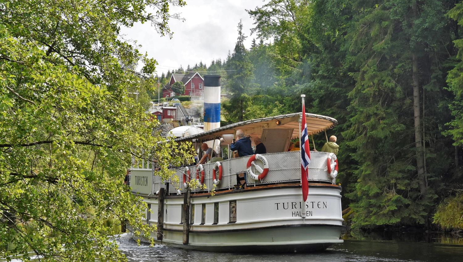 Dampbåt på kanal