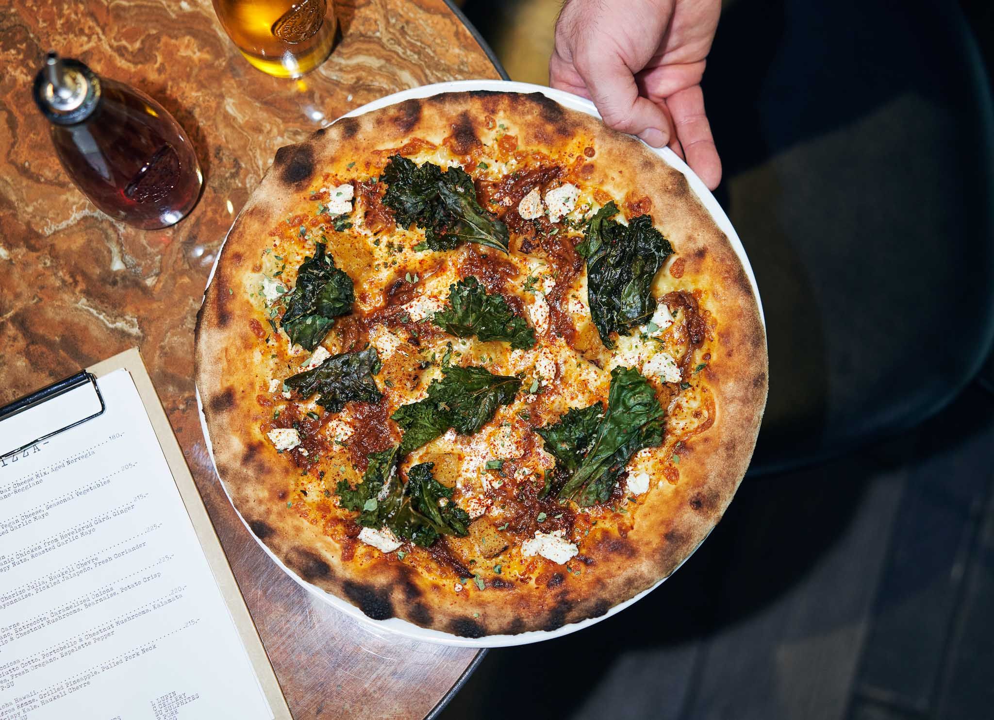 Pizza sett ovenfra