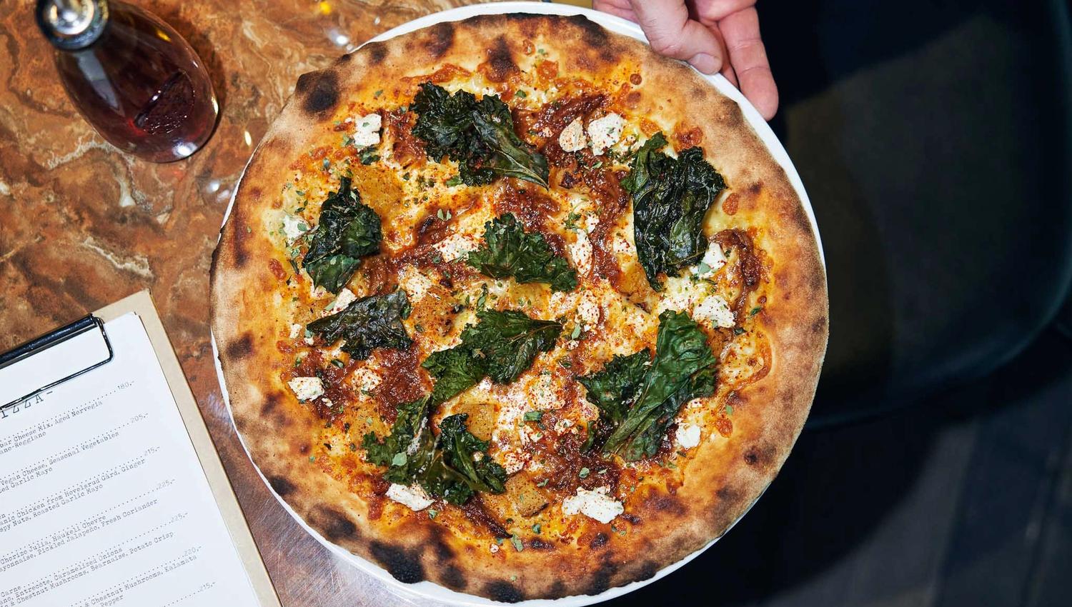 Pizza sett ovenfra