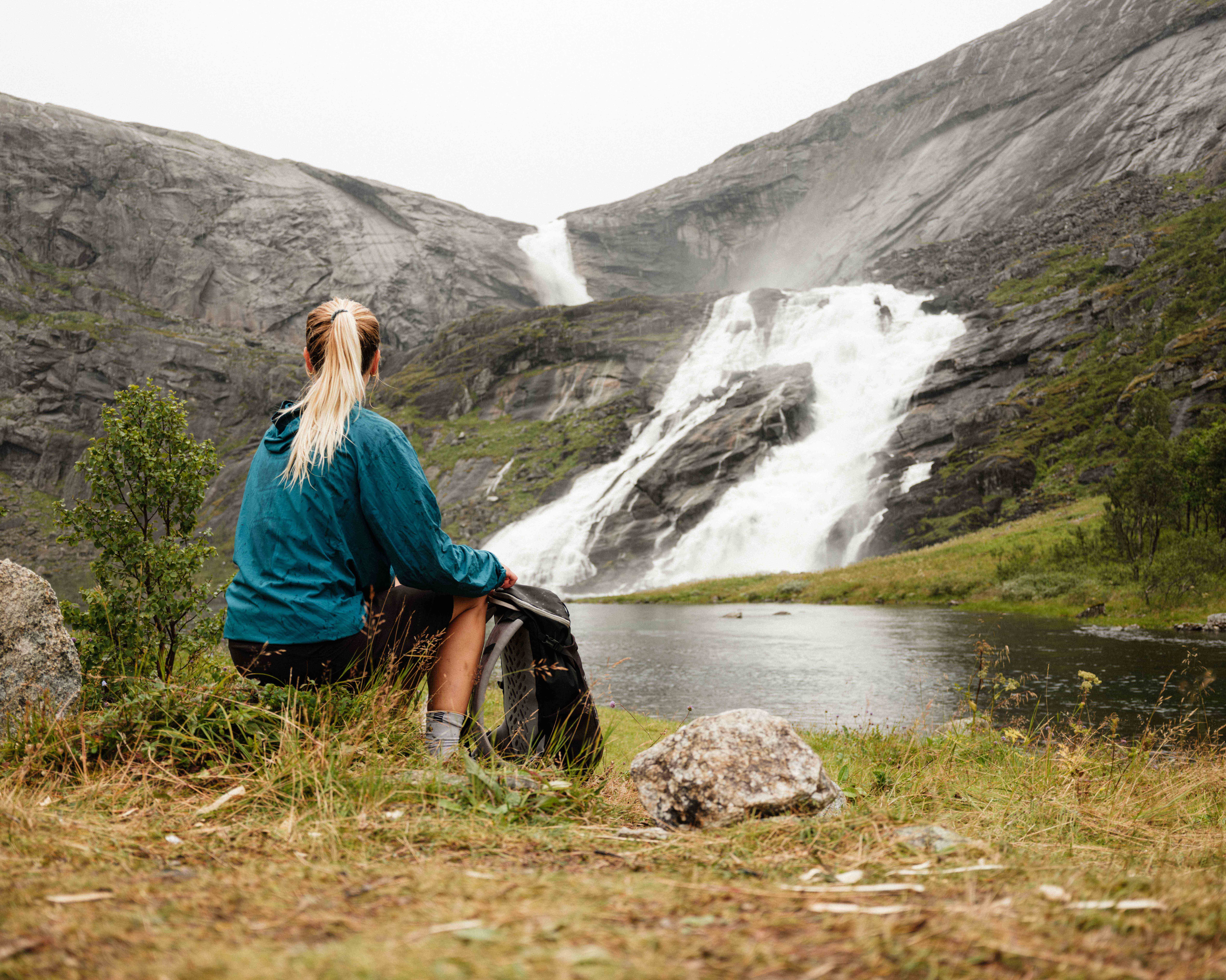 Pause med utsikt mot Nyastølsfossen – eit mektig augeblikk i Husedalen.