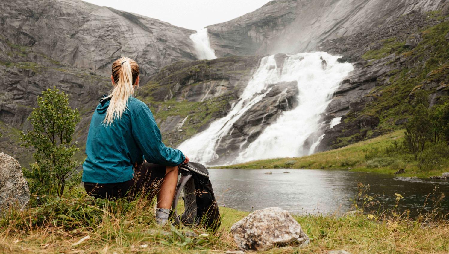 Pause med utsikt mot Nyastølsfossen – eit mektig augeblikk i Husedalen.