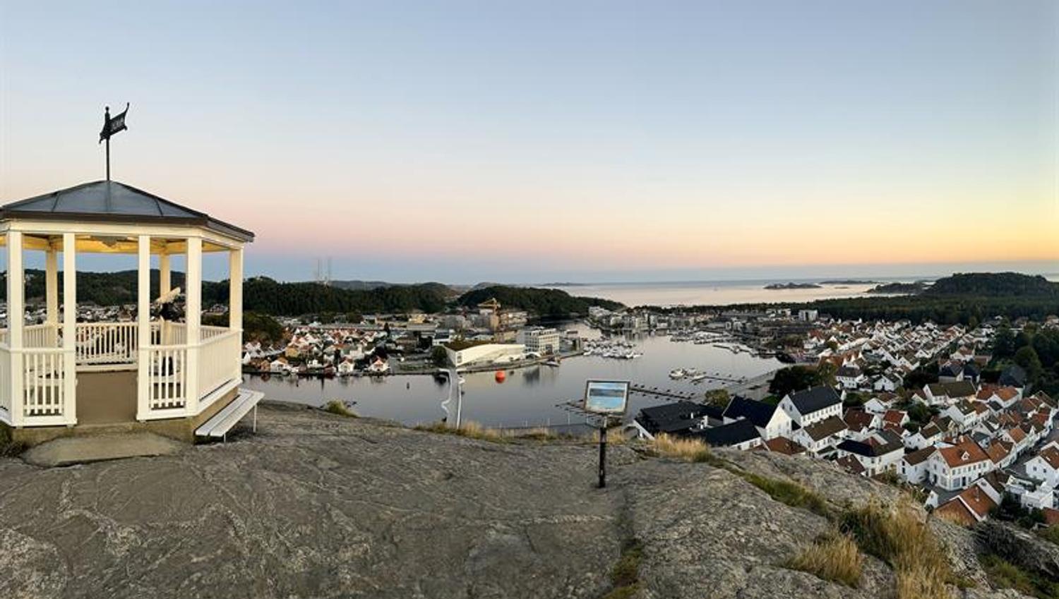 Utsikt over byen fra Uranienborg i solnedgang