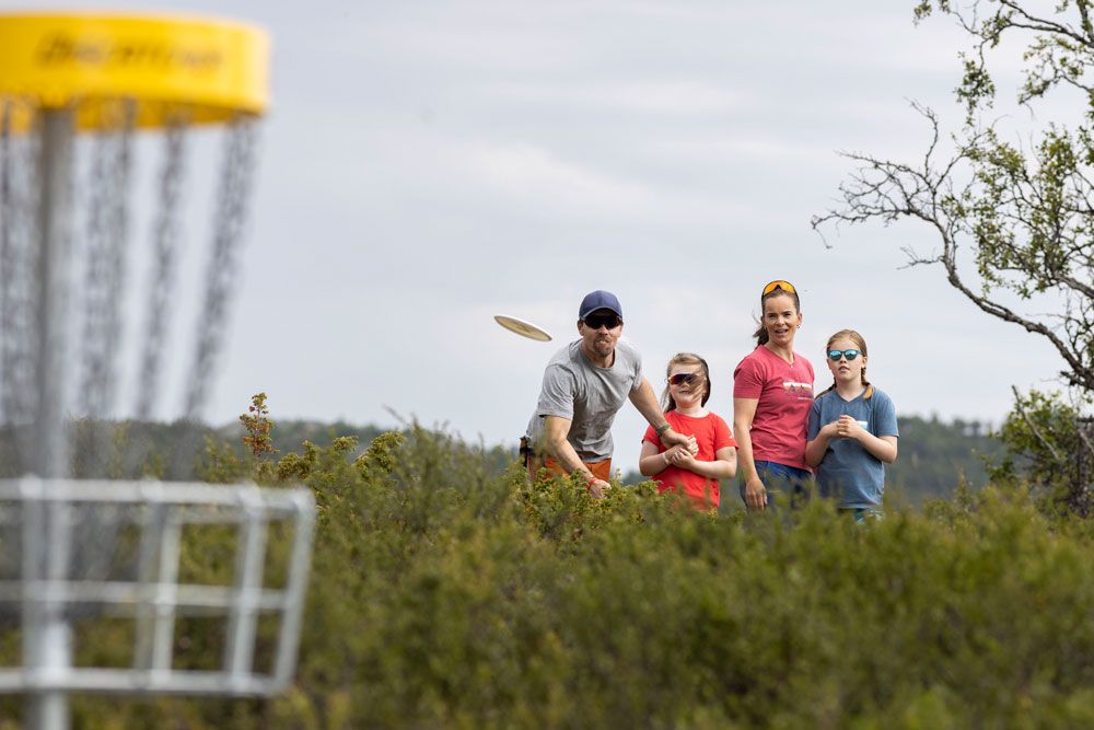 familie spiller frisbeegolf på Vierli, Rauland