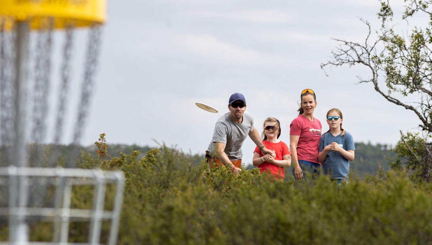 familie spiller frisbeegolf på Vierli, Rauland