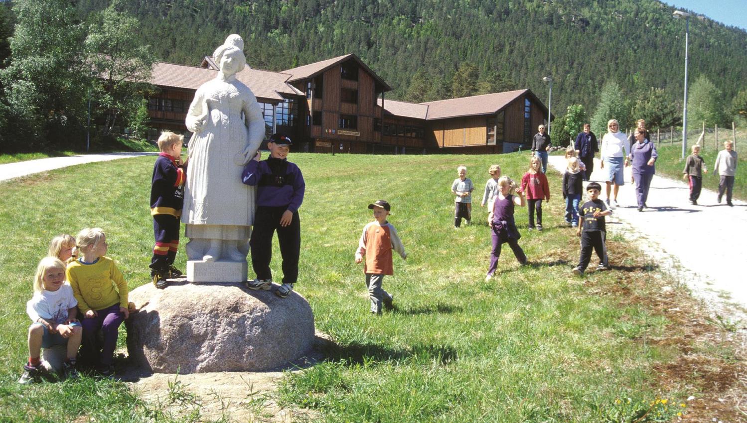 Staty i stein utanfor Setedalsmuseet