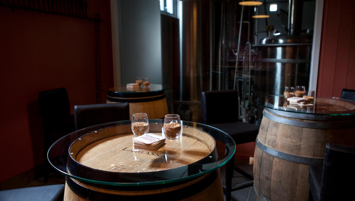 Gårdsbryggeri med store tretønner som bord