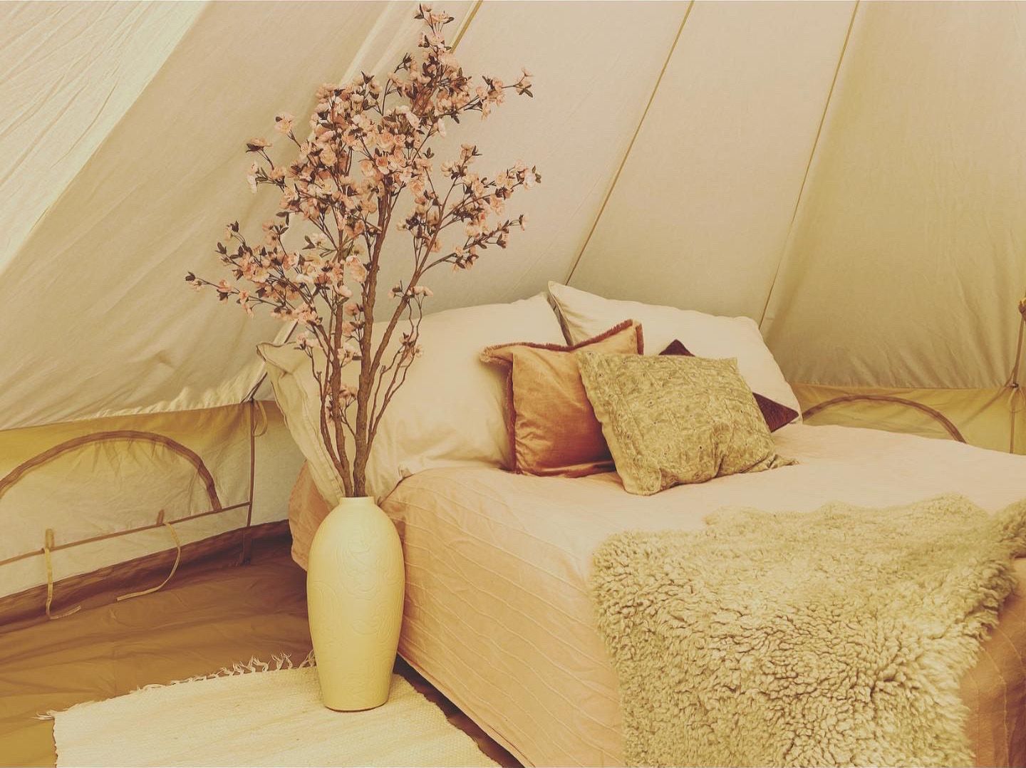 seng i glampingtelt på Bolkesjø Gård