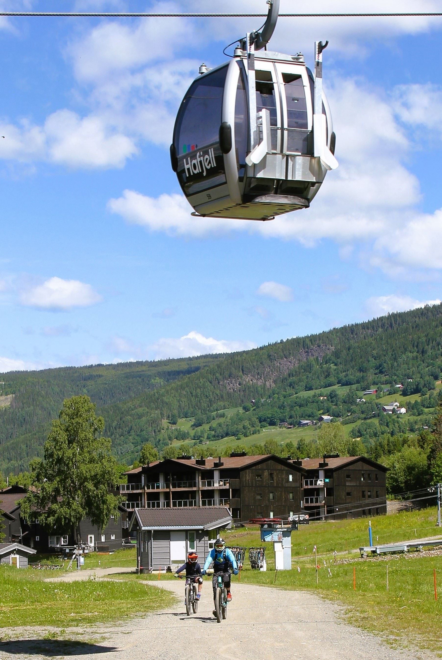 A gondola in the air over Hafjell.