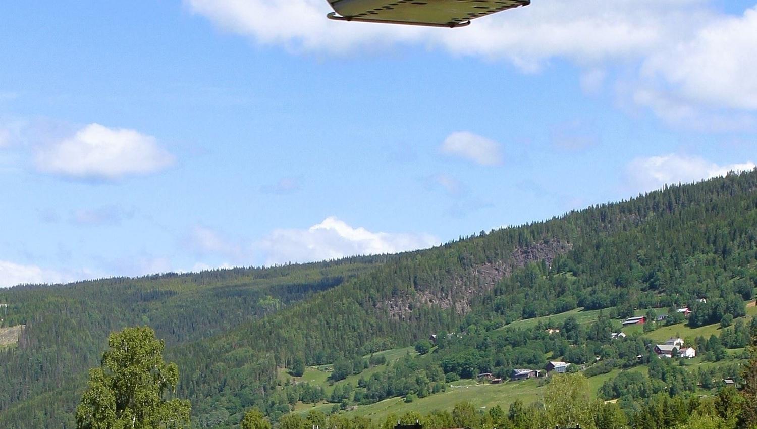 A gondola in the air over Hafjell.
