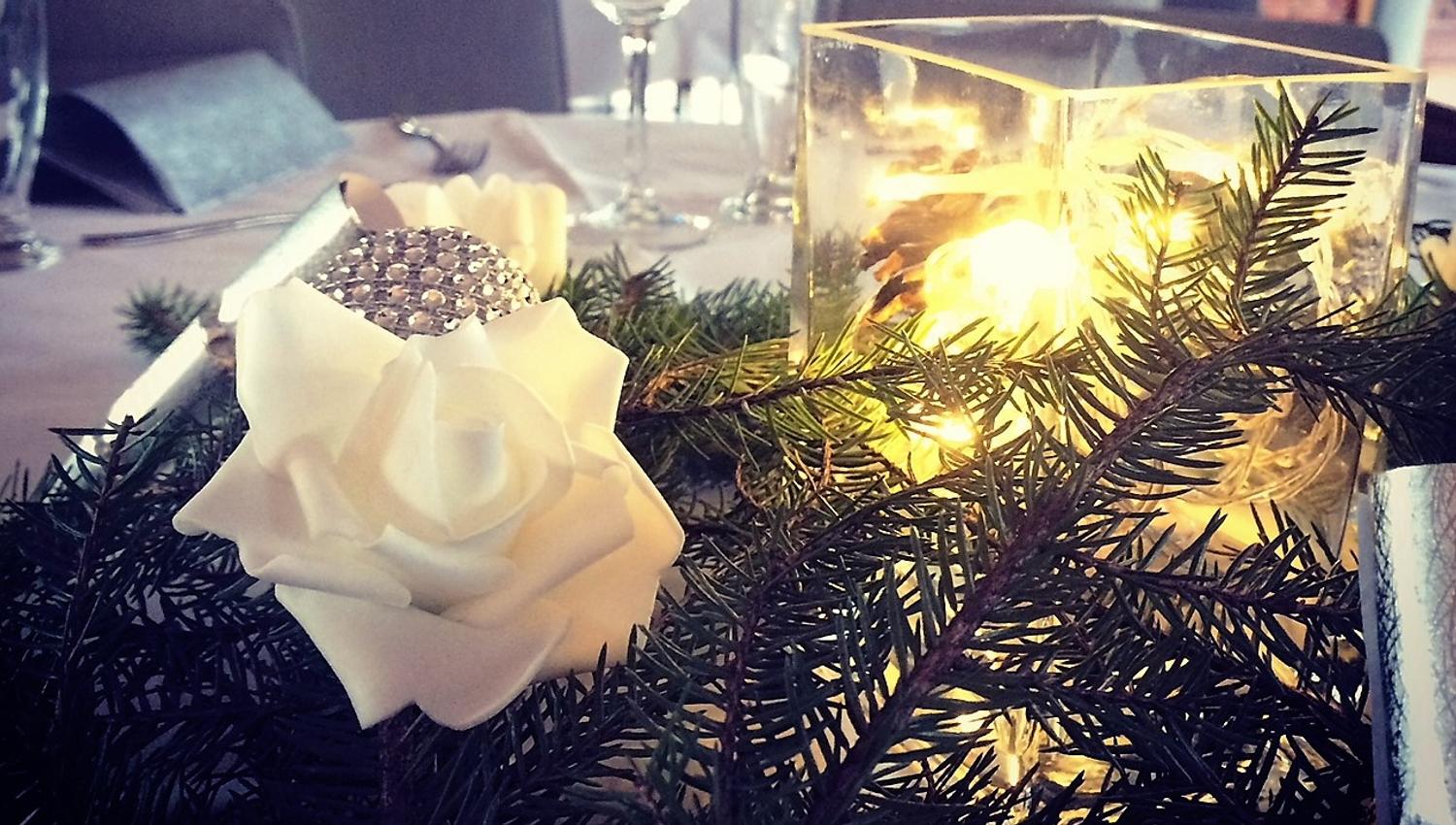 Detaljer: Dekorasjon med lys, blomster og grankvist