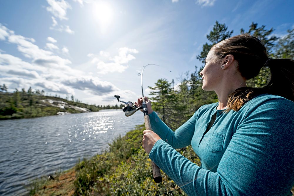 jente som kaster fiskestang_web