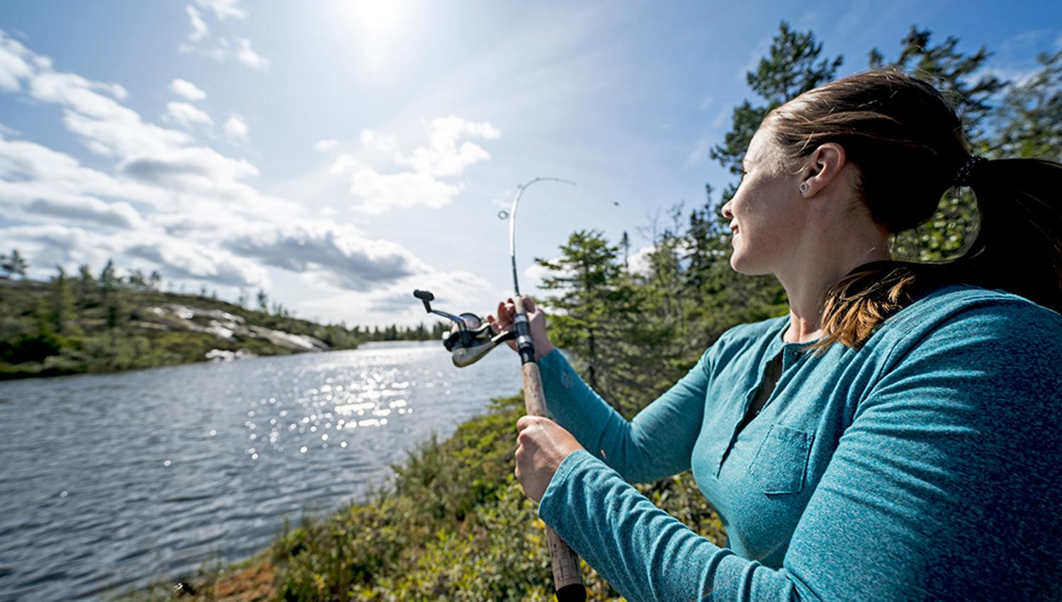 jente som kaster fiskestang_web