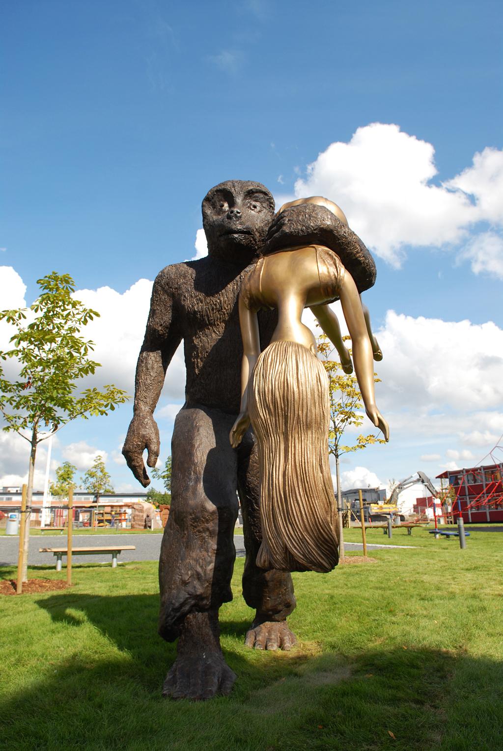 statue av en troll som bærer en kvinne