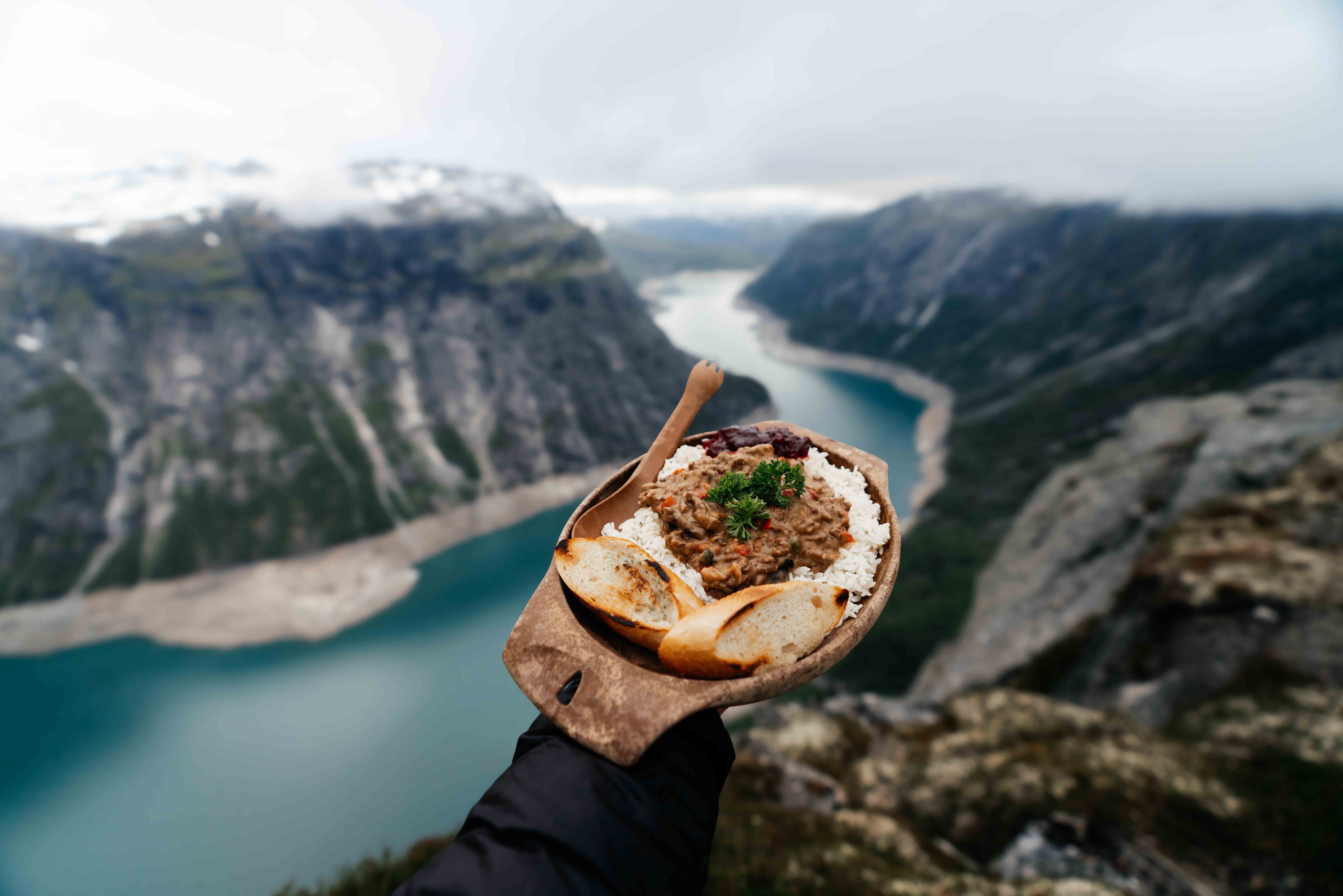 Nyt lokal mat med fantastisk panoramautsikt ved Trolltunga Adventures.