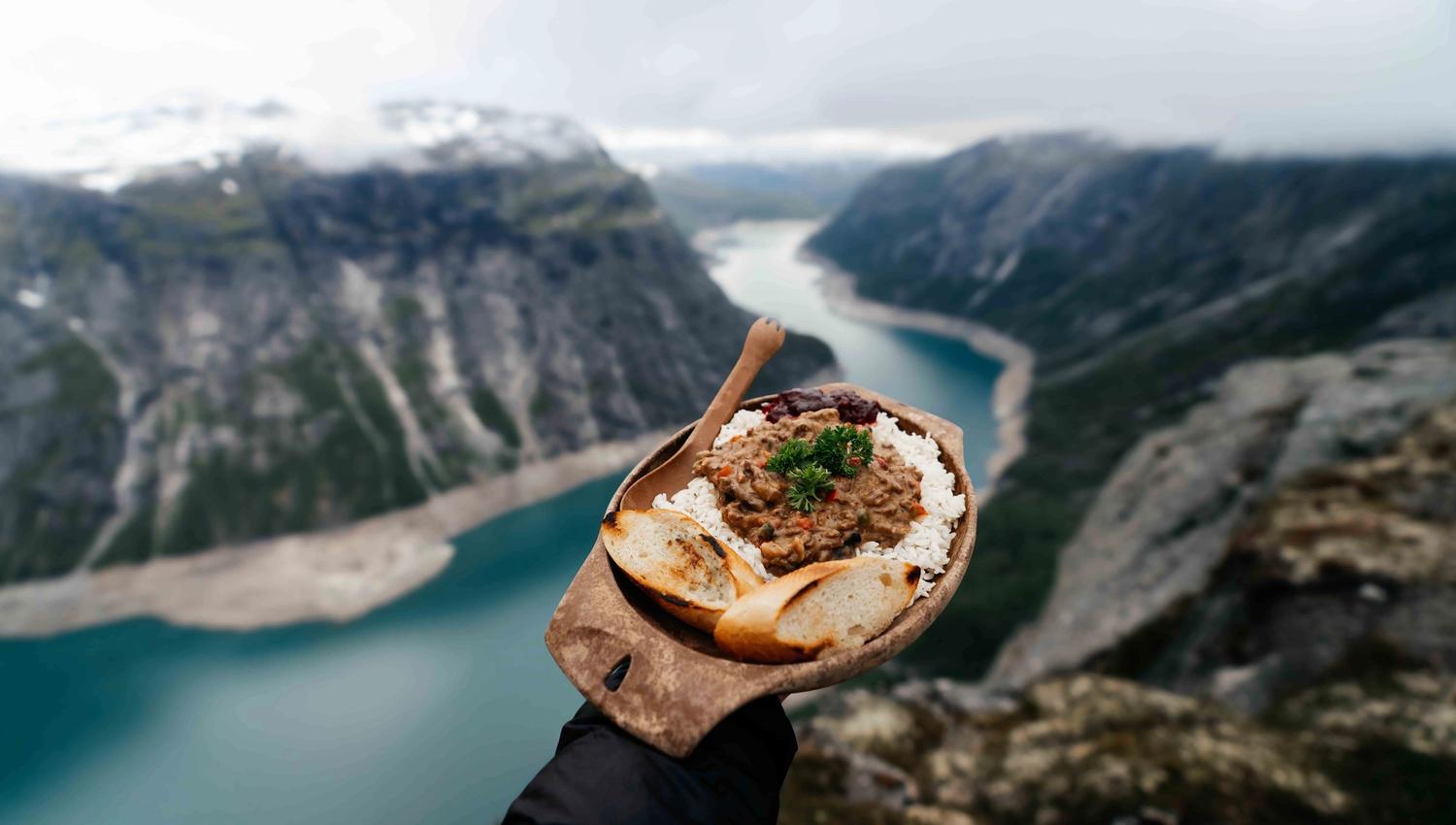 Nyt lokal mat med fantastisk panoramautsikt ved Trolltunga Adventures.