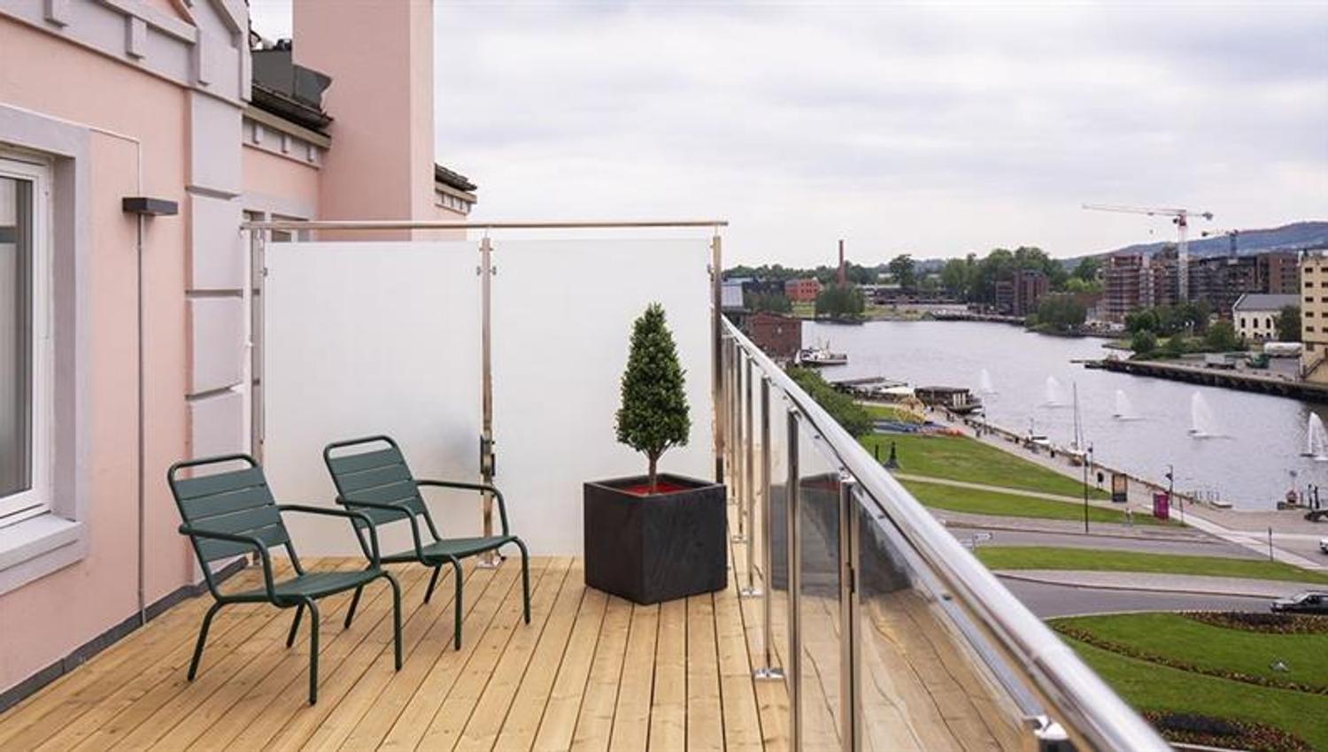 Utsikt fra en terrasse på Thon hotel høyers. Ser ut over Bryggevannet i Skien