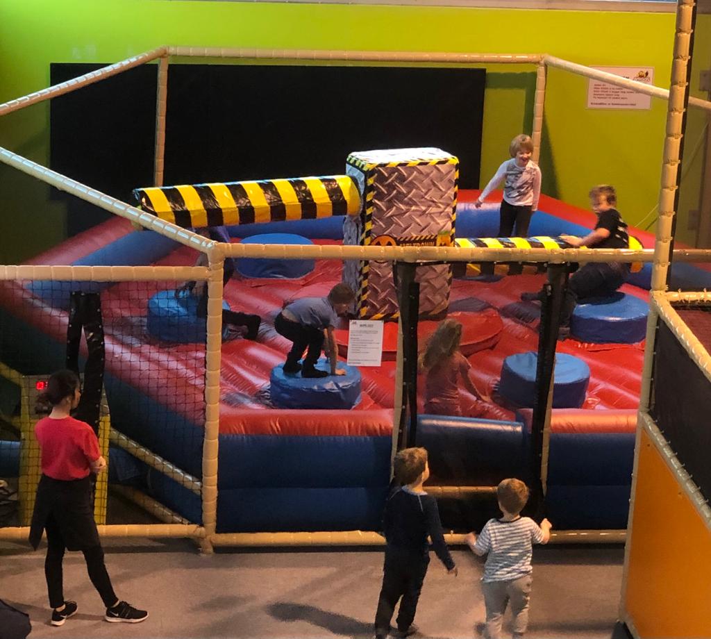 Wipeout, en aktivitet for de litt større barna fra 6 år. Her må barna dukke når stangen kommer. Vi ser fire barn på leken.