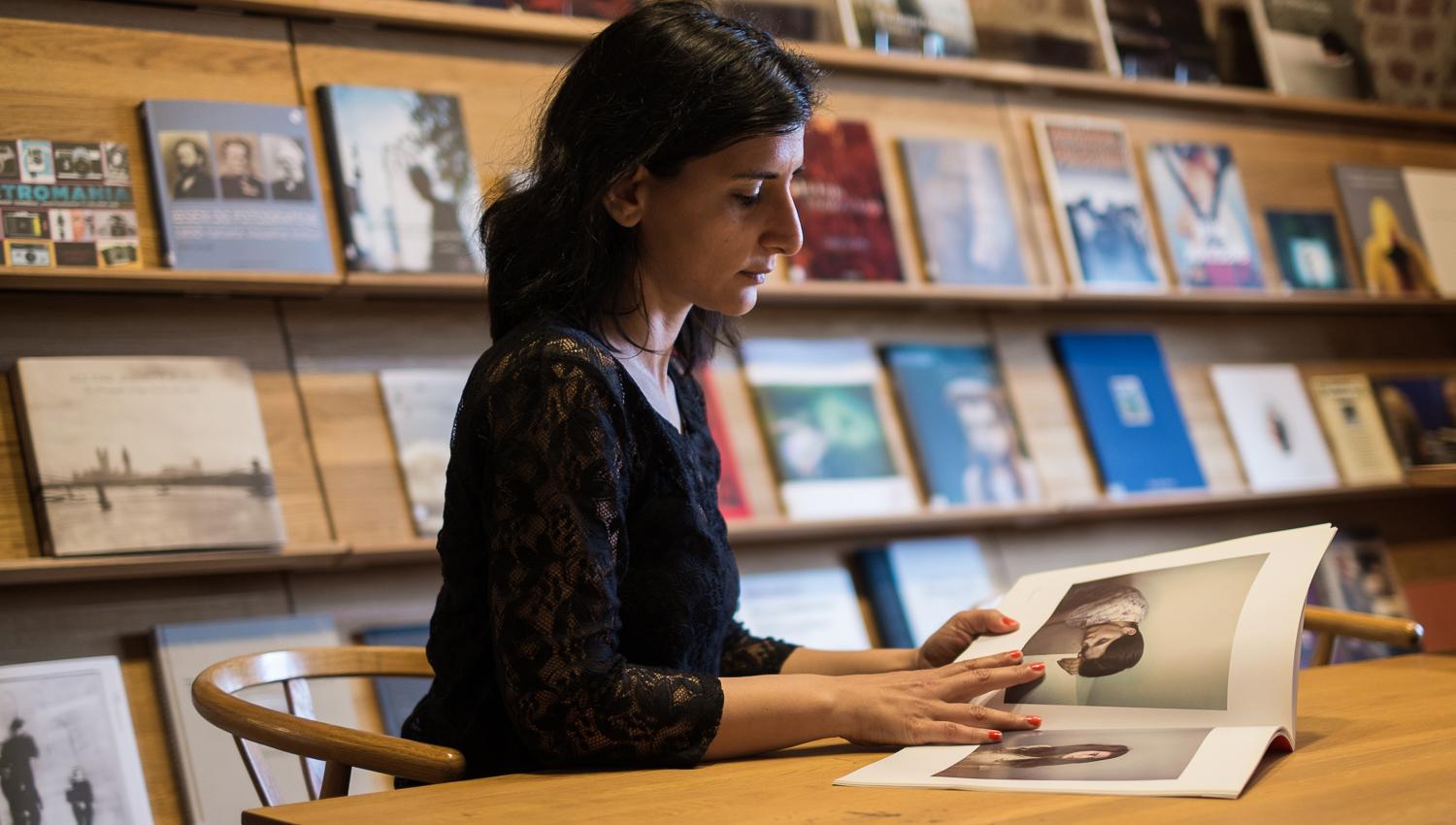 Ei som leser på biblioteket