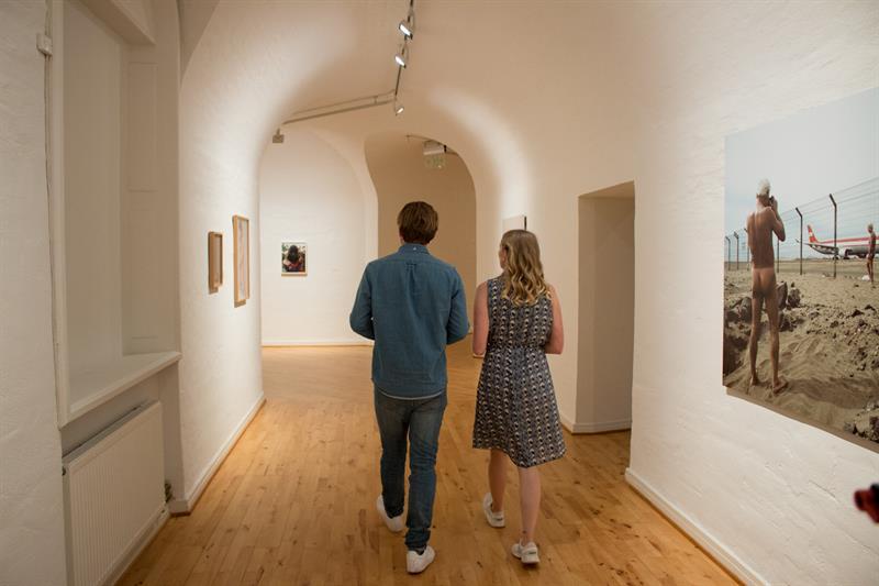 Two people moving in the Haugar Art Museum