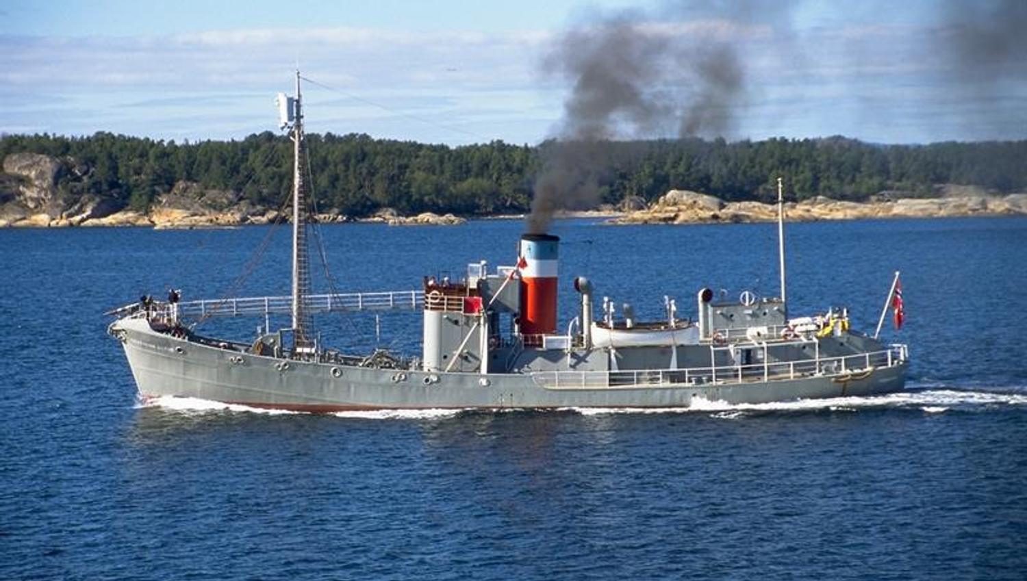 The whaleboat Southern Actor on its way out into the fjord