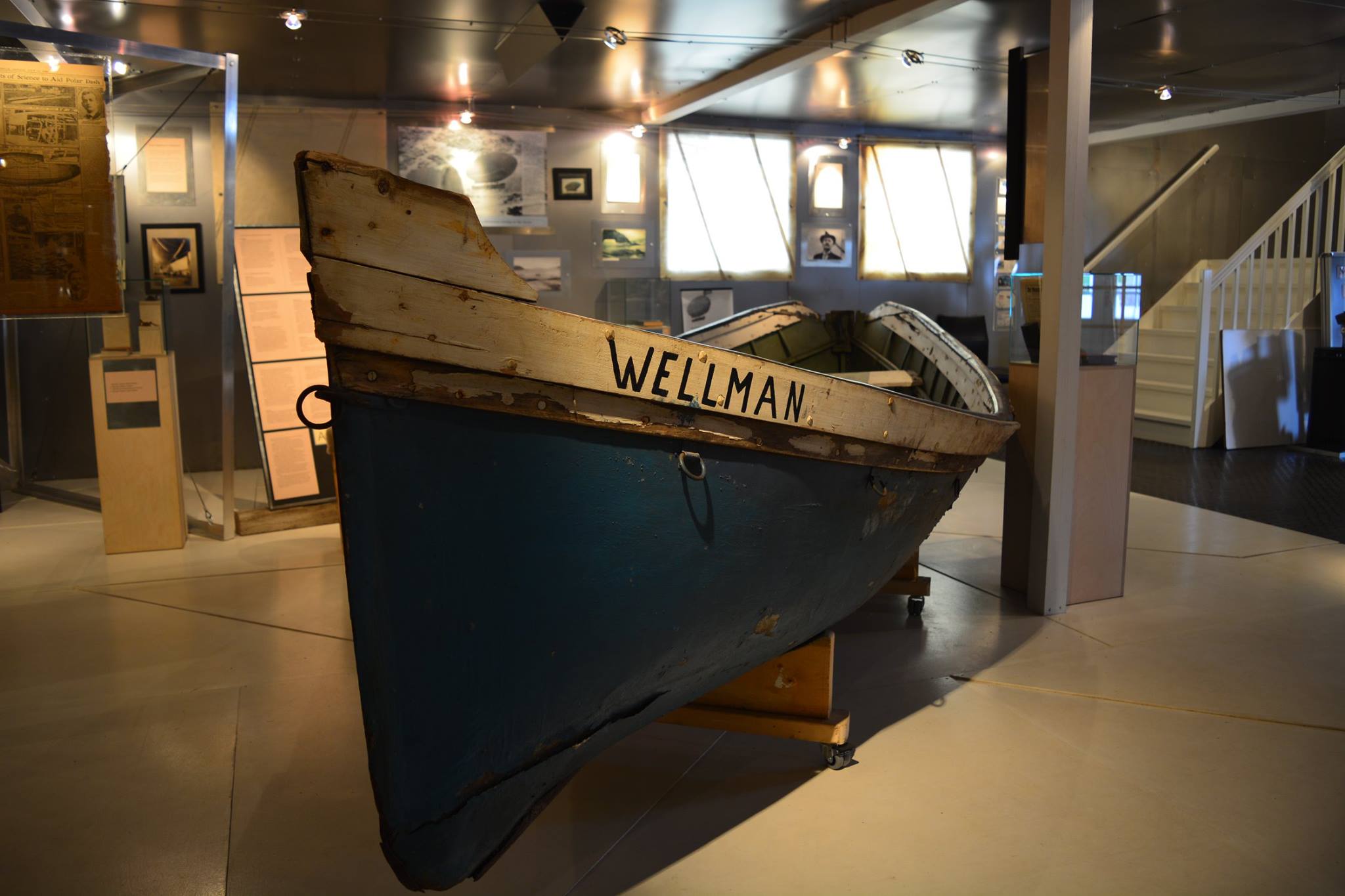 En båt på utstilling inne på museet
