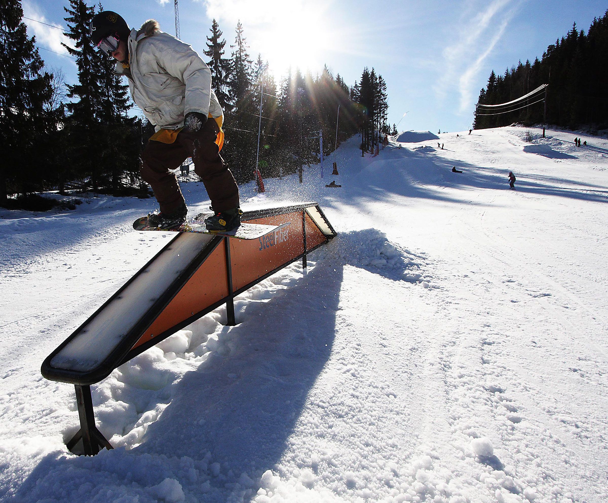 en person på snowboard som gjør triks