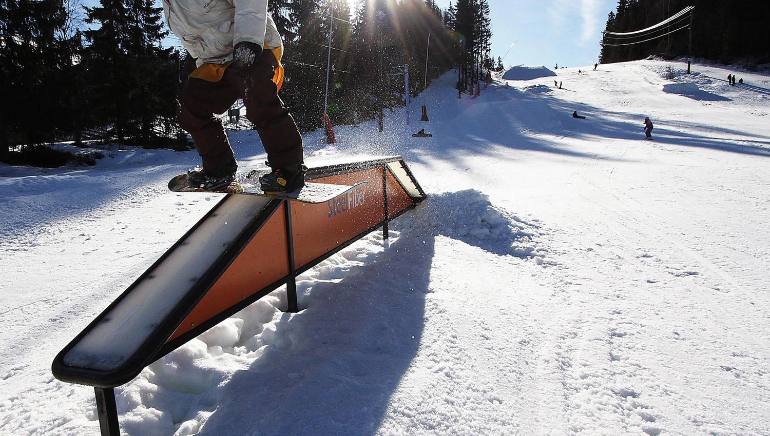 en person på snowboard som gjør triks