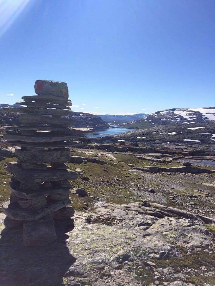 Steinvarde på Hallet grøne med panoramautsikt over fjell og vatn i Hardanger.