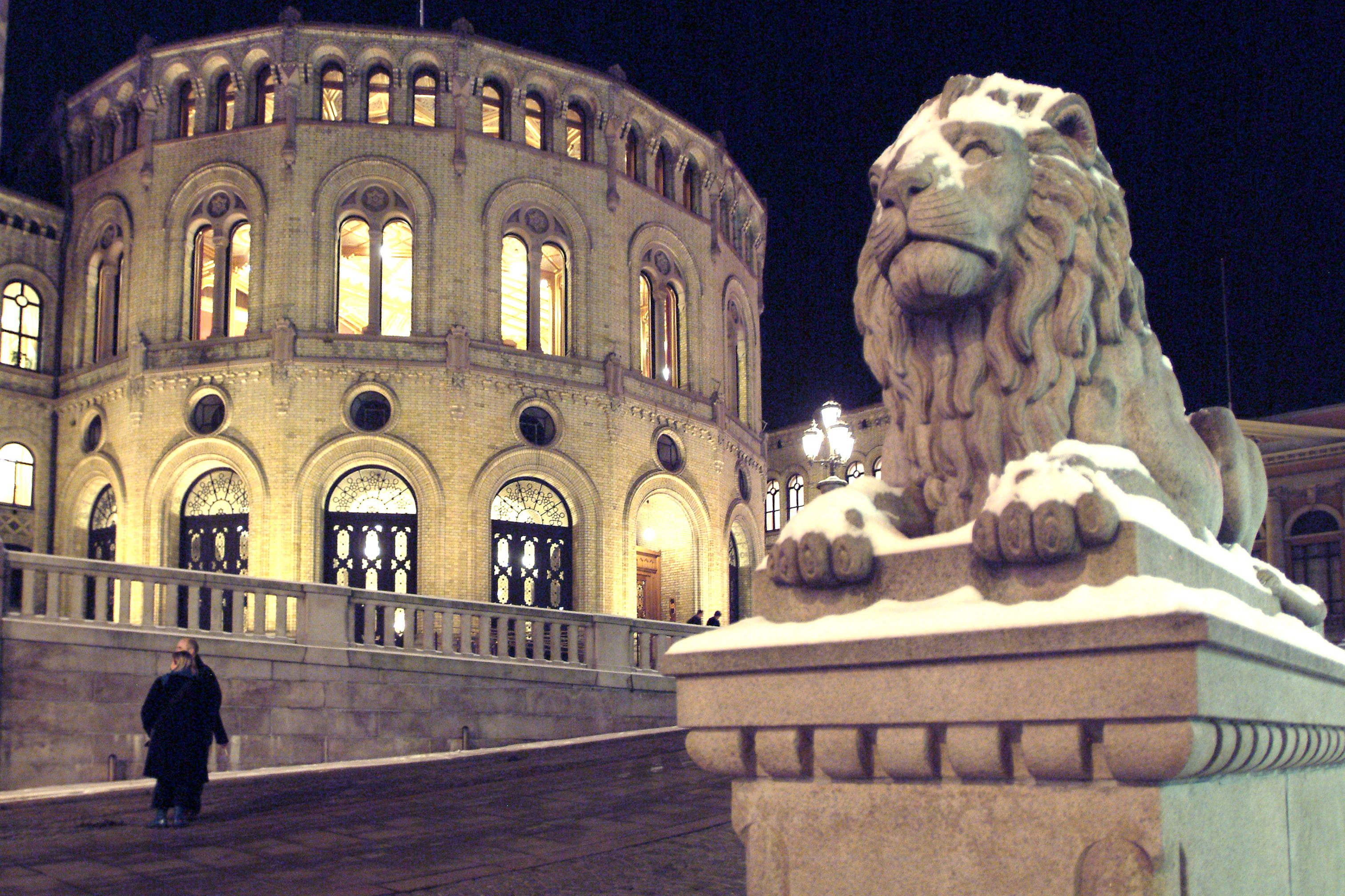 løvestatuene på løvebakken foran stortinget