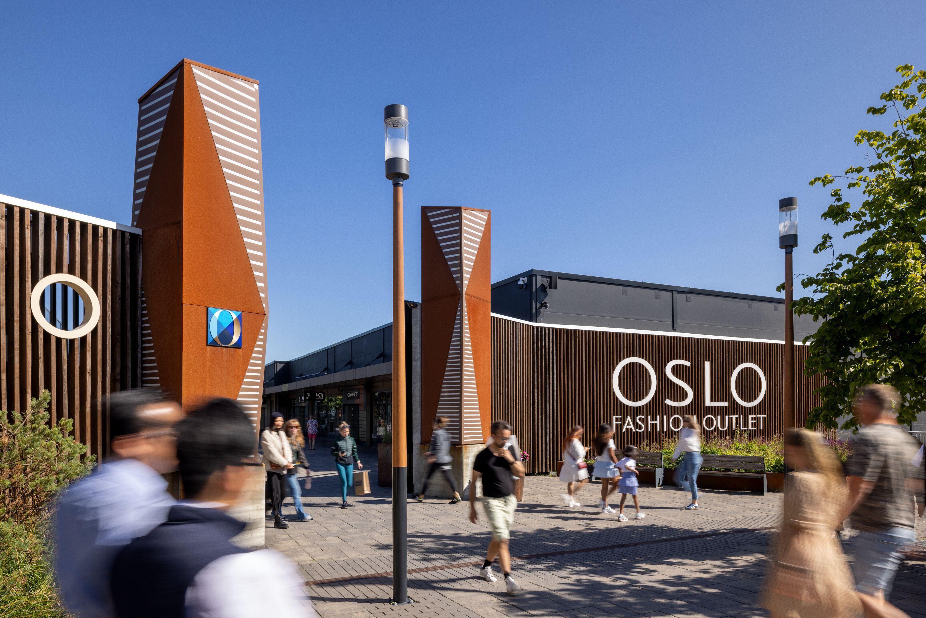 Oslo Fashion Outlet utside med bygning og mennesker