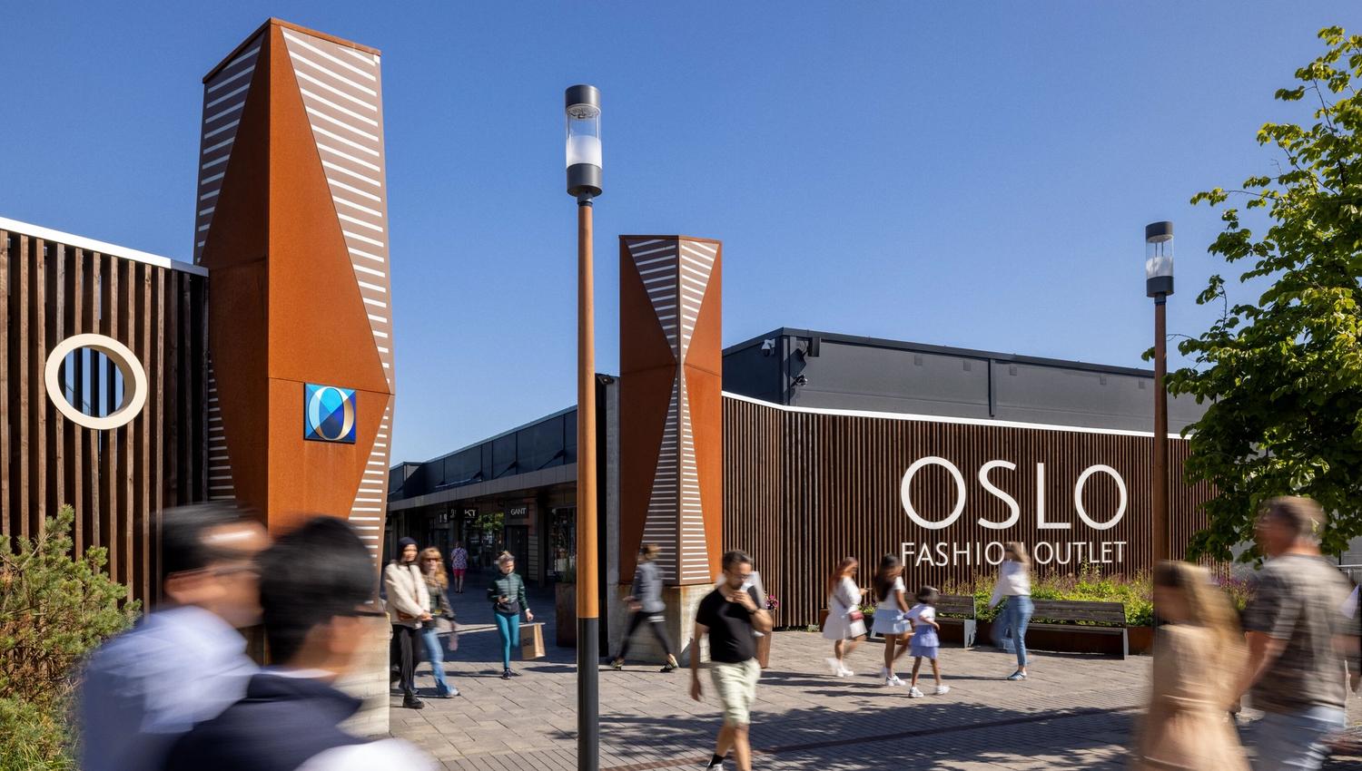 Oslo Fashion Outlet utside med bygning og mennesker