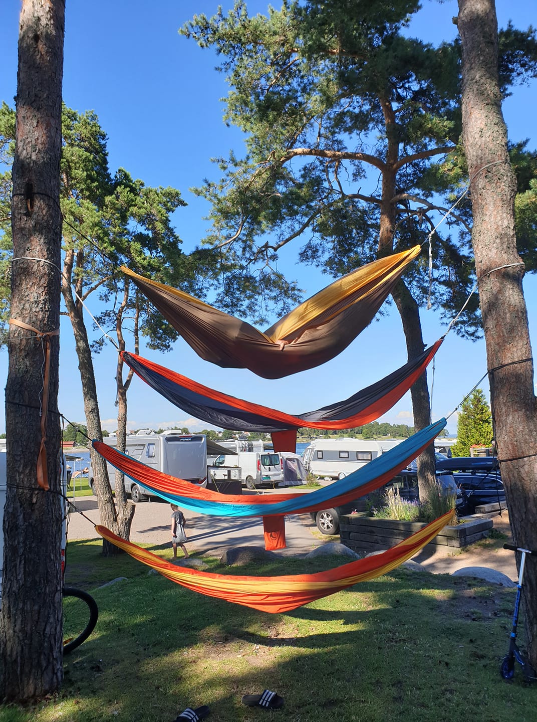 Hengekøyer mellom trærne på Furustrand