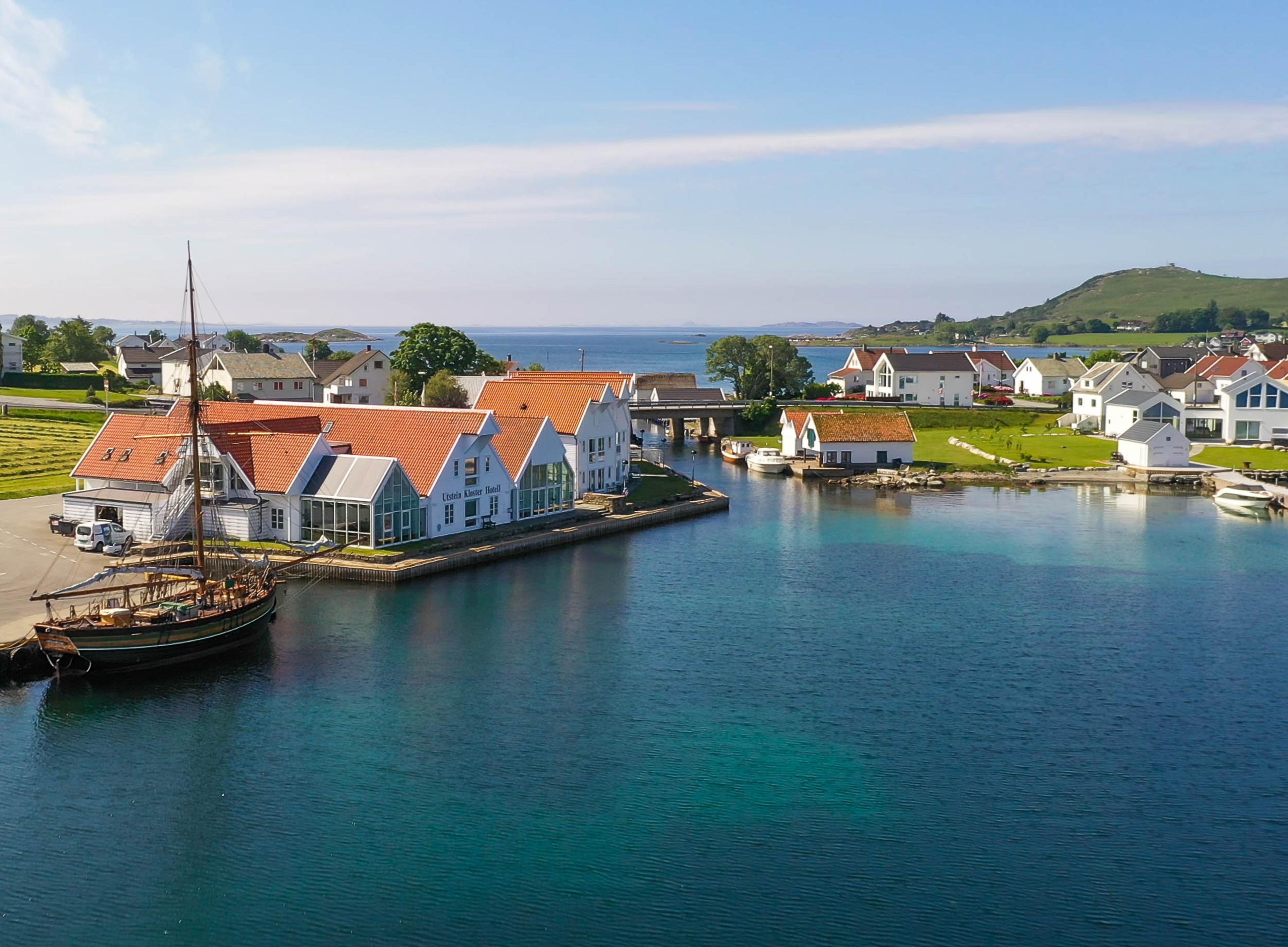 Utstein Kloster Hotell fra sjøsiden.