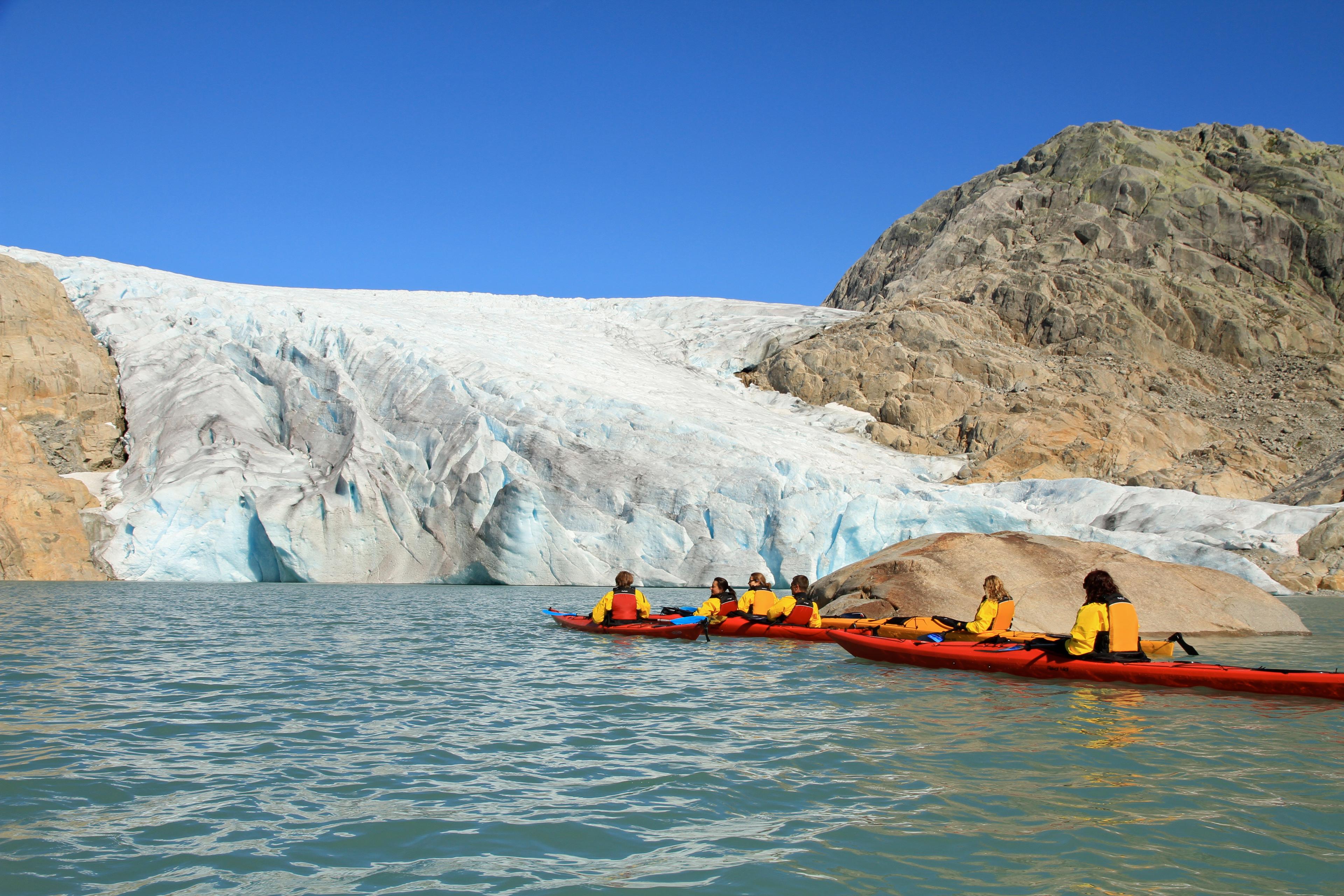 Kajaktour auf Møsevatnet See, bei dem Gletscher