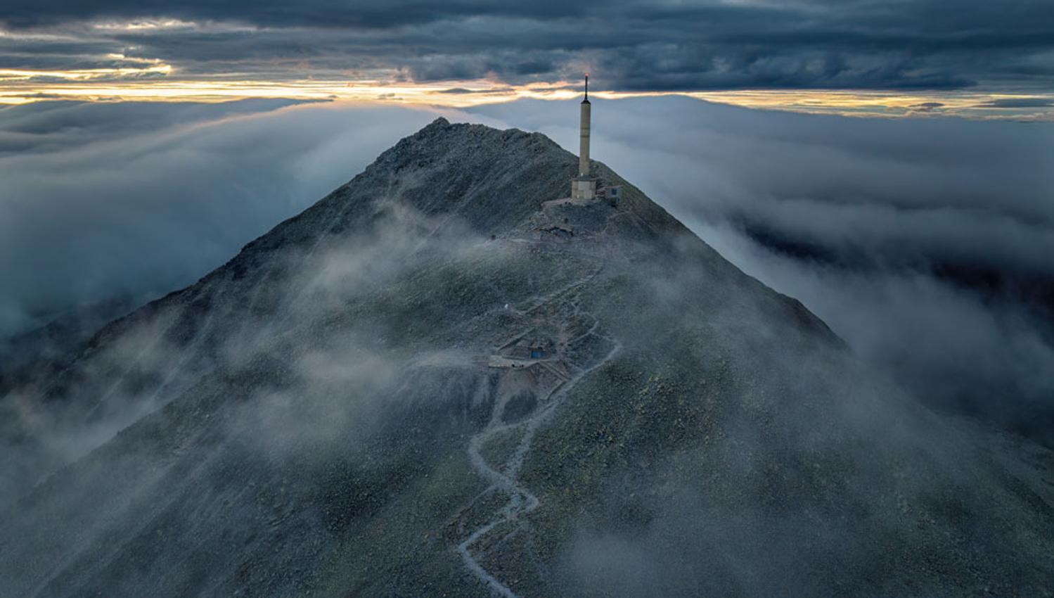 Gaustatoppen i gråvær