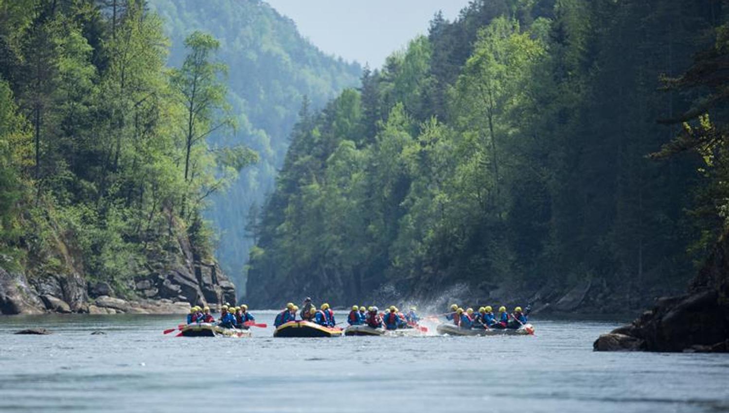 4 grupper med raftingflåter leker i vannet