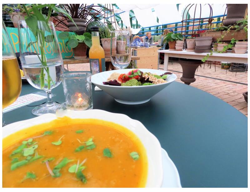suppe og drikke på et bord