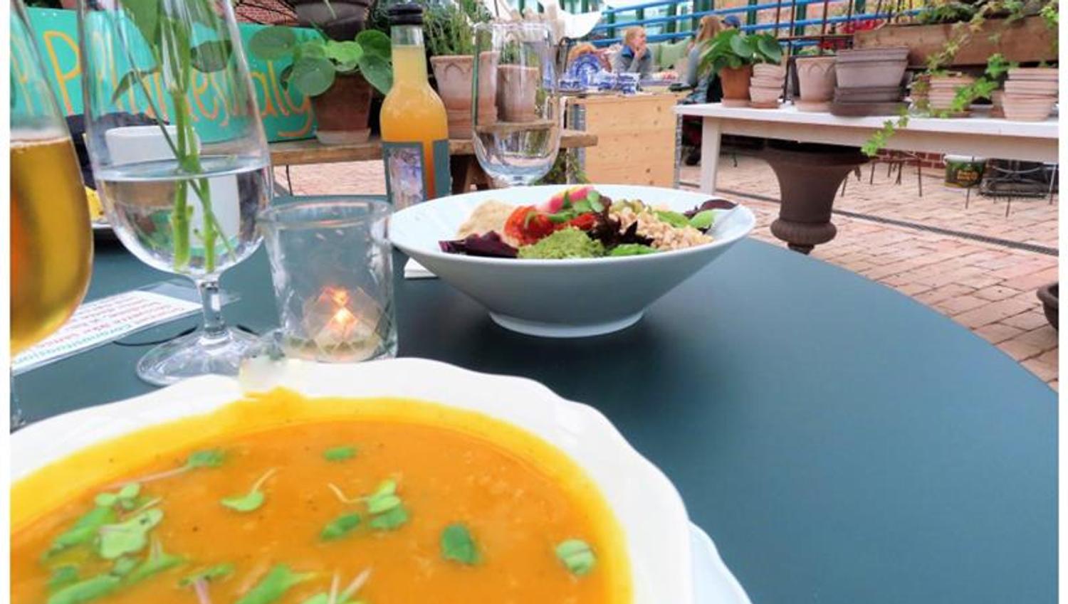 suppe og drikke på et bord