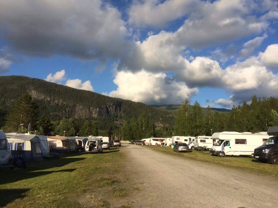 Oppstilte bobiler og campingvogner ved Langnes camping i Grong.