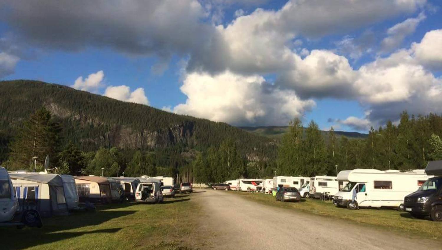 Oppstilte bobiler og campingvogner ved Langnes camping i Grong.