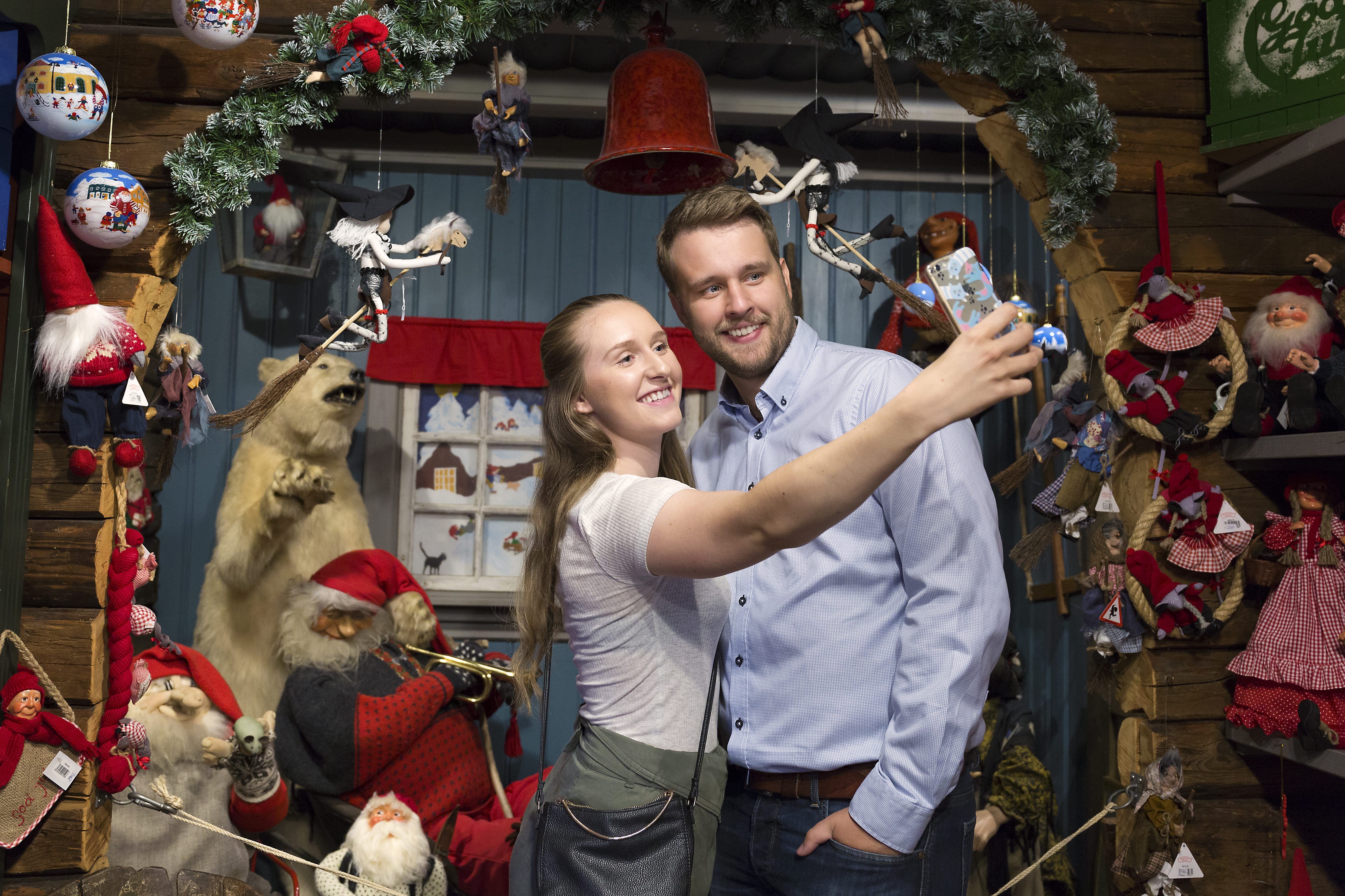 To turister på Julehuset i Drøbak