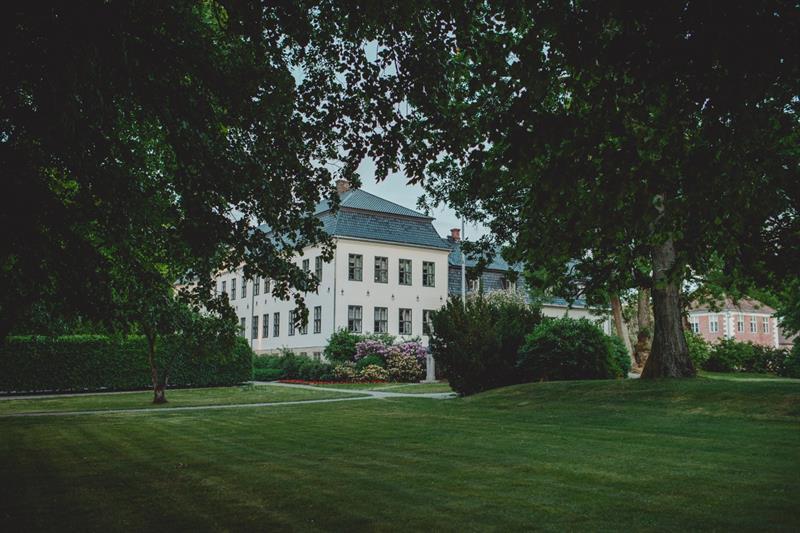 photo a large white building, the manor is placed in a park
